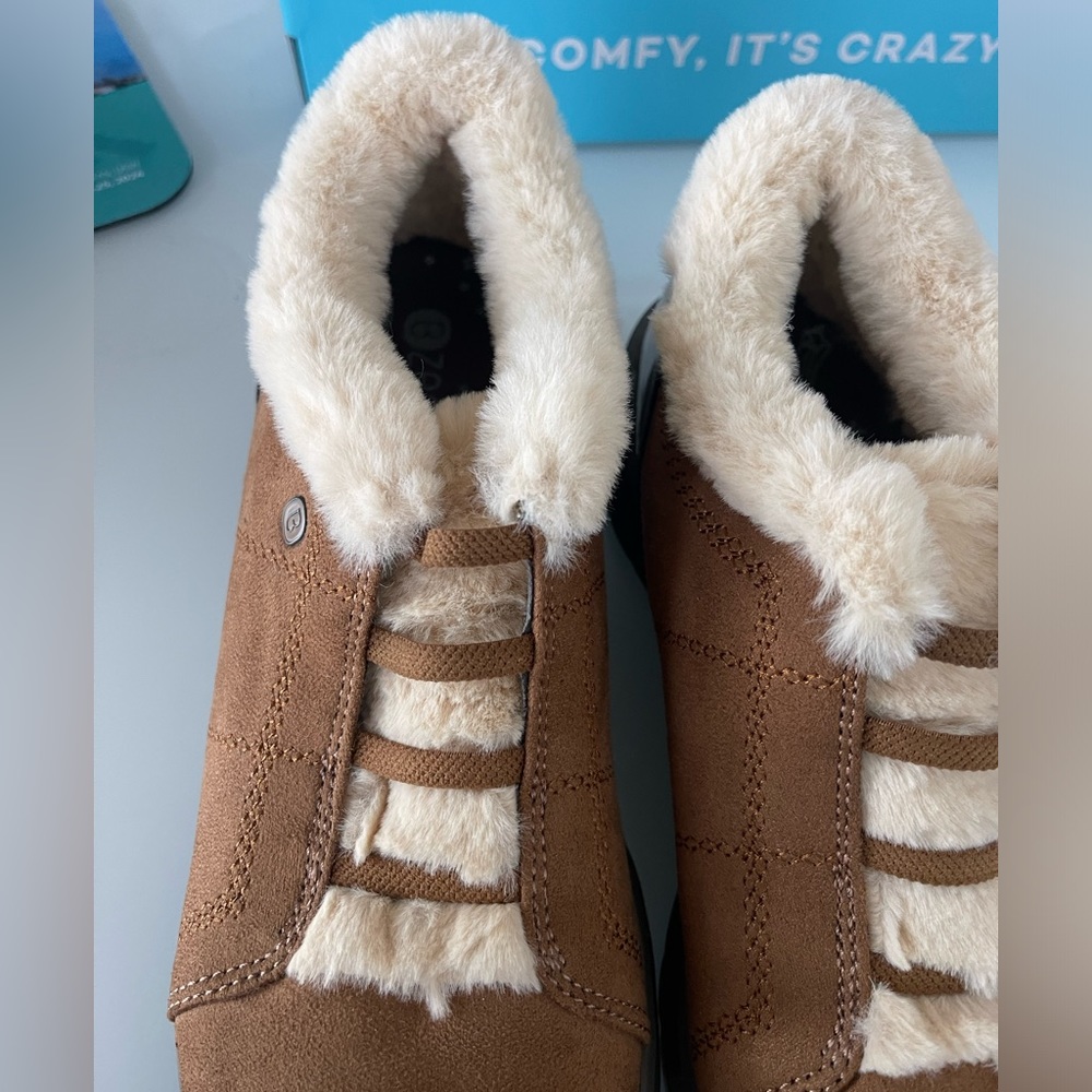 NWT, Bzees Golden Toffee bootie Size 9
